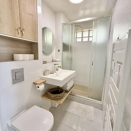 Center Near Notre Dame 2 Bedrooms With Balcony Apartment