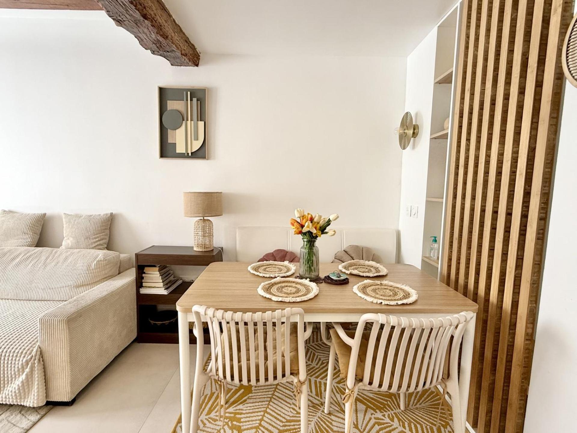 Center Near Notre Dame 2 Bedrooms With Balcony Apartment *
